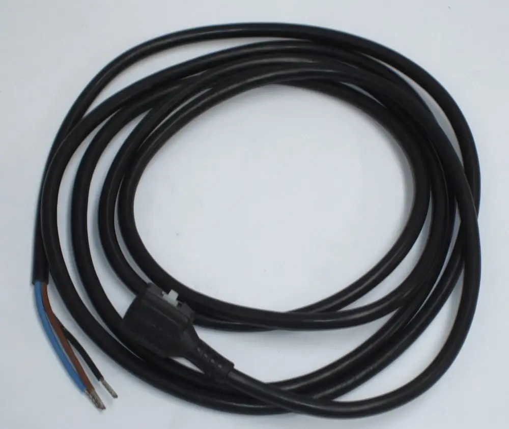 Schwarzes Kabel mit Stecker und freiliegenden Drähten, geeignet für elektrische Anschlüsse, möglicherweise verwendet für Daikin-Geräte wie das 3-Wege Umschaltventil.